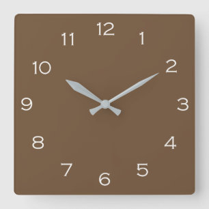 Weiße Zahlen auf dem Bogen der braunen Wall-Uhr Quadratische Wanduhr