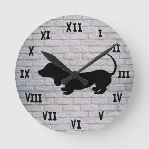 Weiße Ziegel-Dachshund-Silhouette-Wanduhr Runde Wanduhr