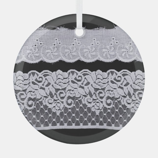 Weiße Zierspitze, abgeschiedener schwarzer Hinterg Ornament Aus Glas (Vorderseite)