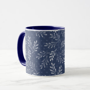 Weiße Zweige auf blau. Tasse