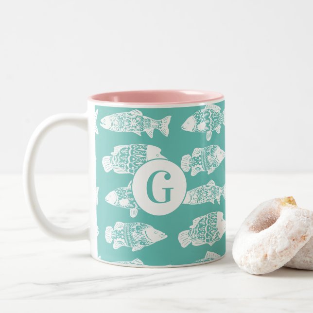Weißer Blütenfisch an der Küste | Monogramm Zweifarbige Tasse (Mit Donut)