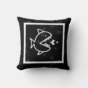Weißer CARTOON FISH auf schwarzem Kissen