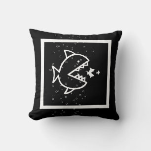 Weißer CARTOON FISH auf schwarzem Kissen