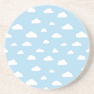 Weißer Cartoon Wolken auf blauem Hintergrund Getränkeuntersetzer