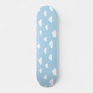 Weißer Cartoon Wolken auf blauem Hintergrund Skateboard