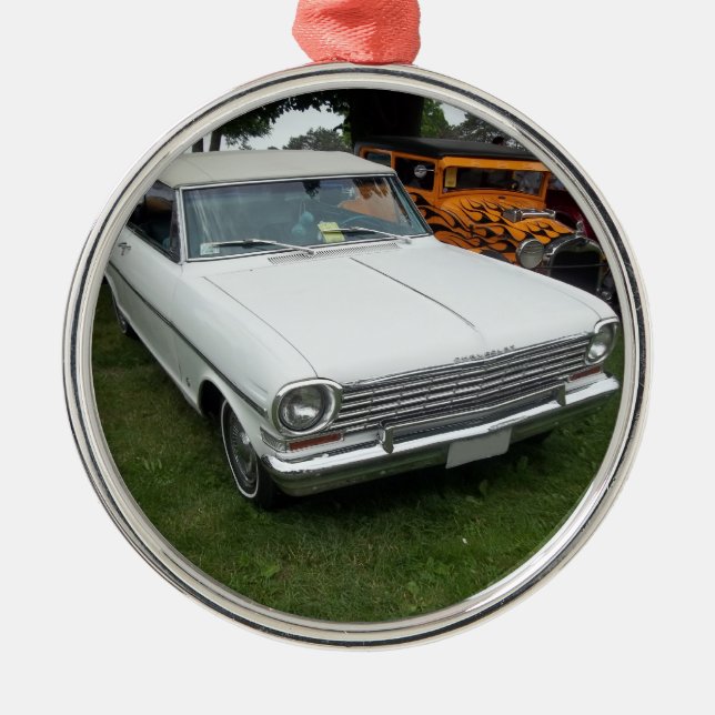 weißer chevy Nova 1963 mit Vorderansicht des Silbernes Ornament (Vorne)