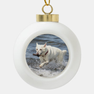 Weißer Deutscher Schäferhund am Lake George Keramik Kugel-Ornament