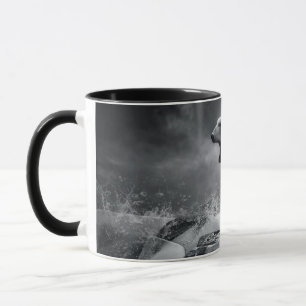 Weißer Eisbär-Jäger auf dem Eis im Wasser Tasse