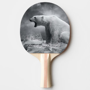 Weißer Eisbär-Jäger auf dem Eis im Wasser Tischtennis Schläger