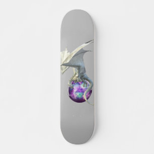 Weißer Eisdrache mit magischer Sphäre Skateboard
