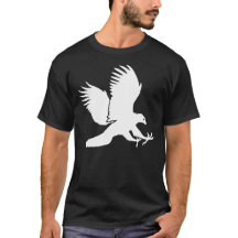 Weißer Falke, der unten für eine Tötung Swooping