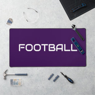 Weißer FOOTBALL-Text auf fett Lila Schreibtischunterlage