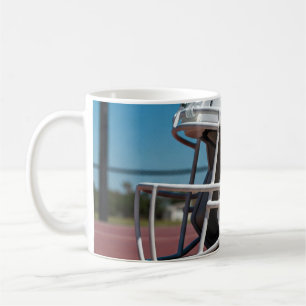 Weißer Footballhelm auf Spielfeldlinie Kaffeetasse