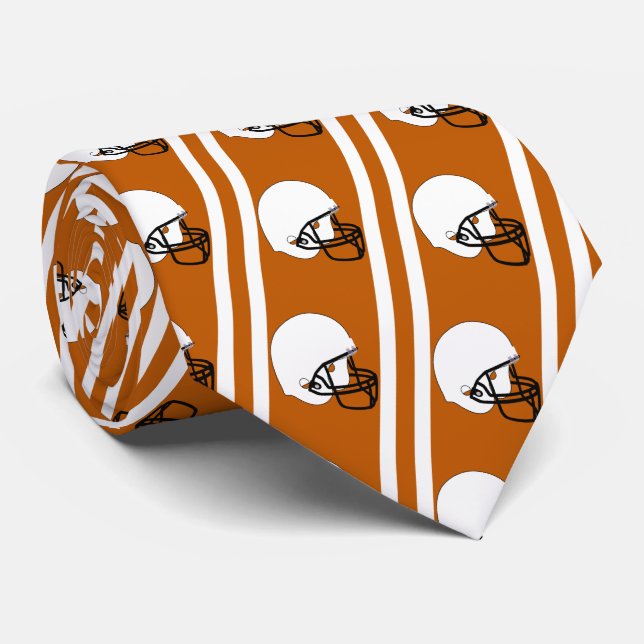 Weißer Fußballhelm auf Burnt Orange Necktie Krawatte (Gerollt)