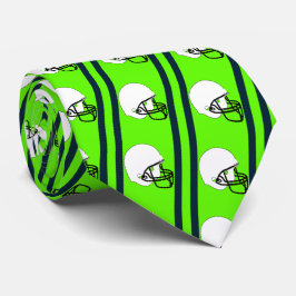 Weißer Fußballhelm auf dem grünen Necktie Krawatte