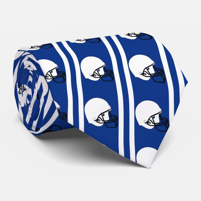 Weißer Fußballhelm auf dunkelblauem Necktie Krawatte (Gerollt)