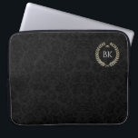 Weißer Glitzer Laure-Kranz-Monogramm Laptopschutzhülle<br><div class="desc">Weiße Imitate Glitzer Textur Laure Kranz auf einem schwarzen Damaskus Hintergrund. Optionales Monogramm.</div>