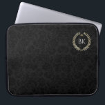 Weißer Glitzer Laure-Kranz-Monogramm Laptopschutzhülle<br><div class="desc">Weiße Imitate Glitzer Textur Laure Kranz auf einem schwarzen Damaskus Hintergrund. Optionales Monogramm.</div>