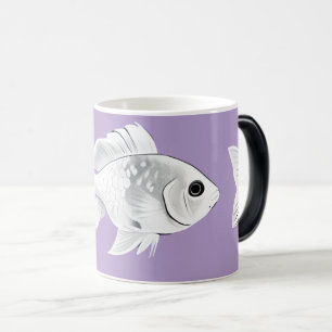 Weißer Goldfisch auf einer Lavendel-Hintergrund-Ta Verwandlungstasse