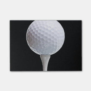 Weißer Golfball trägt Schablone zur Schau Post-it Klebezettel