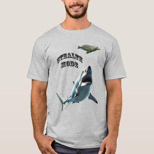 Weißer Hai, der eine Robbe unter Wasser jagt URM T-Shirt