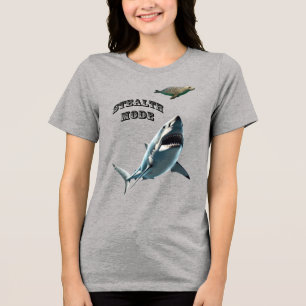 Weißer Hai, der eine Robbe unter Wasser jagt URM Tri-Blend Shirt