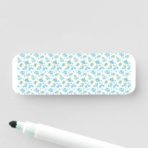 weißer Hintergrund mit blauen Blumen und grünem Le Namensschild