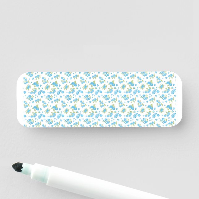 weißer Hintergrund mit blauen Blumen und grünem Le Namensschild (Beispiel)