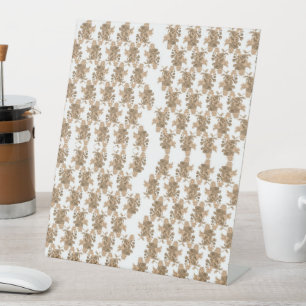 weißer Hintergrund mit braunen Blume Sockelschild