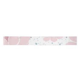 Weißer Hintergrund mit pastellrosa Blume Satinband