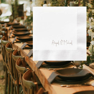 Weißer Hochzeitcocktail im braunen Text Serviette