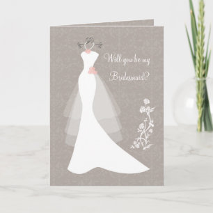 Weißer Hochzeitskleid auf brauner Bridesmaid-Anfra Einladung