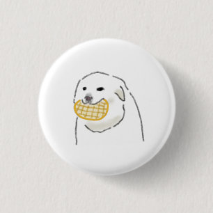 Weißer Hund hält gebackene Waffel im Maul Button