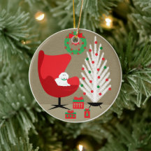 Weißer Hund im Weihnachtszimmer im Stil der Mitte