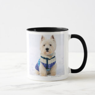 Weißer Hund in der Kleidung im Schnee Tasse