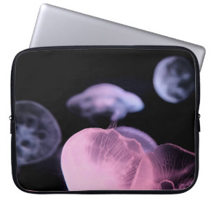 WEISSER JELLYFISH IN WASSER MIT SCHWARZEM HINTERGR LAPTOPSCHUTZHÜLLE