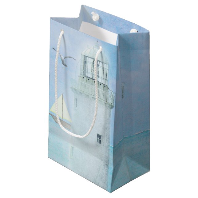 Weißer Leuchtturm mit Segelboot Kleine Geschenktüte (Vorderseite Schrägansicht)