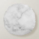 Weißer Marmor mit Personalisiertem Monogramm und N Rundes Kissen<br><div class="desc">Weißer Marmor mit Personalisiertem Monogramm und Namensschild mit Monogramm und Name in grauem,  modernem Sans Serif-Schriftart auf weißem Marmorboden.

Ideal als Hauswärmeschenk,  Hochzeitsgeschenk,  Urlaubsgeschenk,  Familiengeschenk und Wiedersehen Geschenk für jeden besondere Anlässe.</div>