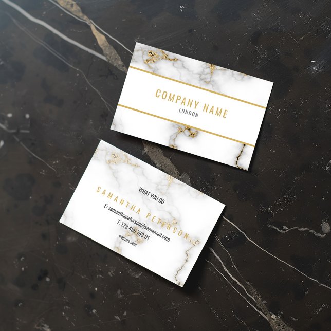 Weißer Marmor und Gold Moderne Minimalistische Pro Visitenkarte (Elegant white and gold business card with a marble design, featuring a minimalist layout on black)