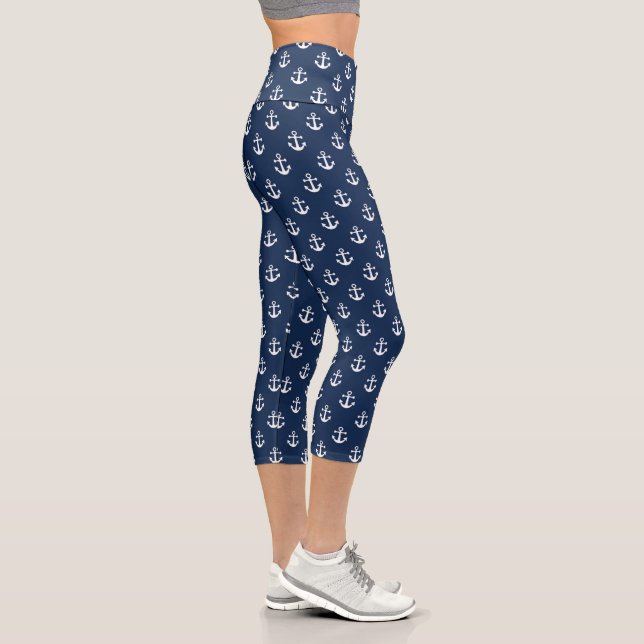 Weißer Nautikanker auf marineblarem Hintergrund Capri Leggings (Rechts)