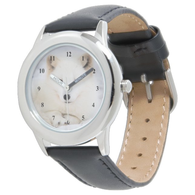 Weißer niedlicher Polarfox im Schnee Armbanduhr (Schrägansicht)