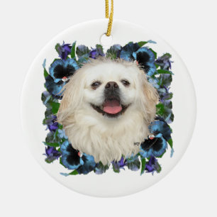 Weißer Pekineser mit Stiefmütterchen Keramik Ornament
