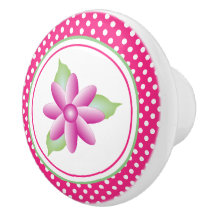 Weißer Polka-Dot und rosa Blütenblätter