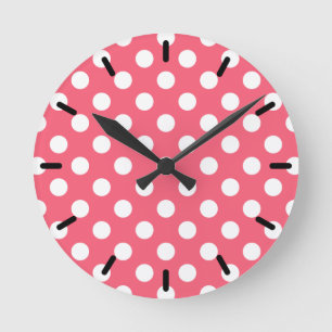 Weißer Polka Punkte auf Korallen Runde Wanduhr