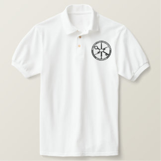 Weißer Polo mit schwarzem MCPA-Logo