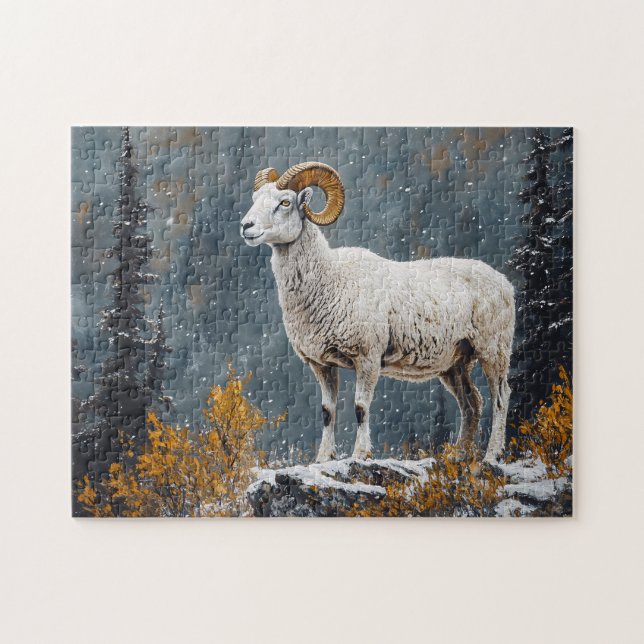 Weißer Ram Stehend auf dem Snowy Mountain (Horizontal)