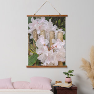 Weißer Rhododendron und Bambuszaun Wandteppich Mit Holzrahmen