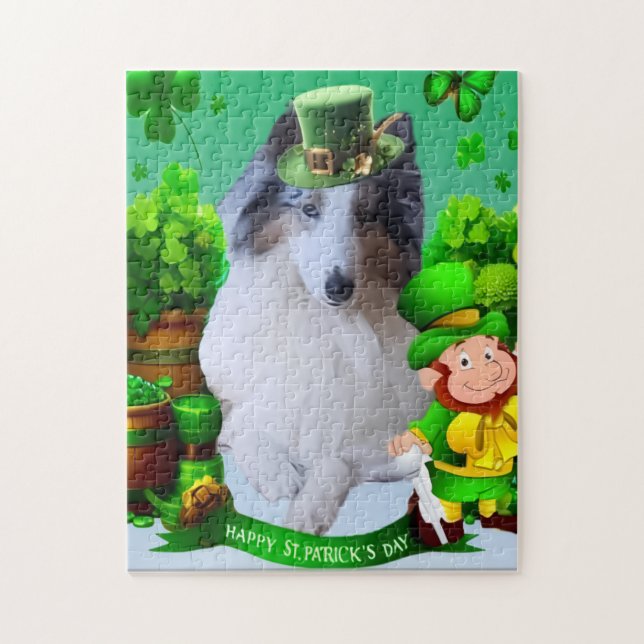 Weißer Rough Collie feiert St. Patrick's Day (Vertikal)