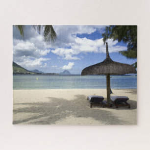Weißer Sand-Strand und Regenschirm