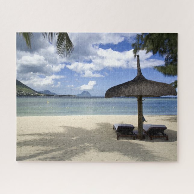Weißer Sand-Strand und Regenschirm (Horizontal)